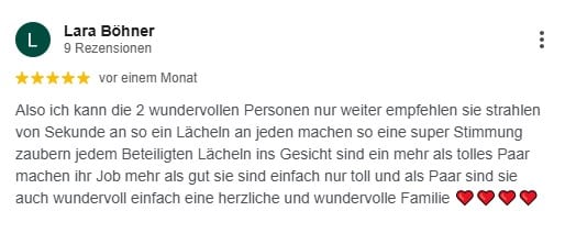 Also ich kann die 2 wundervollen Personen nur weiter empfehlen sie strahlen von Sekunde an so ein Lächeln an jeden machen so eine super Stimmung zaubern jedem Beteiligten Lächeln ins Gesicht sind ein mehr als tolles Paar machen ihr Job mehr als gut sie sind einfach nur toll und als Paar sind sie auch wundervoll einfach eine herzliche und wundervolle Familie