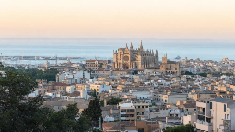 Blick über die Altstadt von Palma de Mallorca mit der Kathedrale La Seu am Meer