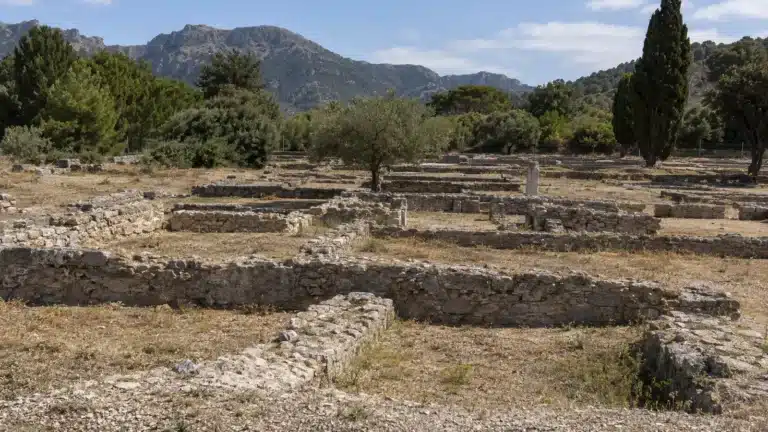 Freigelegte römische Grundmauern der antiken Stadt Pollentia bei Alcúdia vor den Bergen Mallorcas