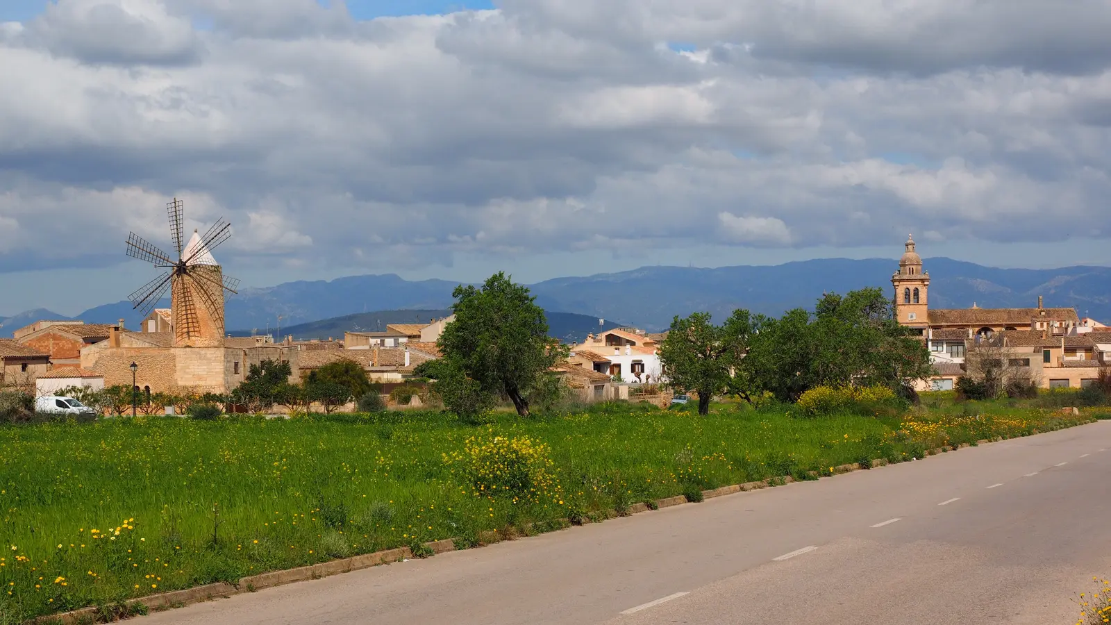 Randa gehört zur Gemeinde Algaida. Die Seite behandelt den Ort als eigenständiges Reiseziel, verbindet ihn aber mit den Landschaften, Angeboten und Ausflugszielen des Gemeindegebiets. auf Mallorca – Strand, Küste und Atmosphäre