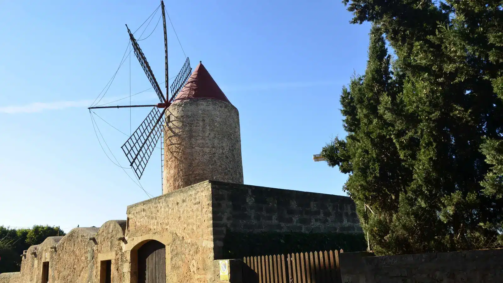Randa gehört zur Gemeinde Algaida. Die Seite behandelt den Ort als eigenständiges Reiseziel, verbindet ihn aber mit den Landschaften, Angeboten und Ausflugszielen des Gemeindegebiets. auf Mallorca – Sehenswürdigkeit und Landschaft