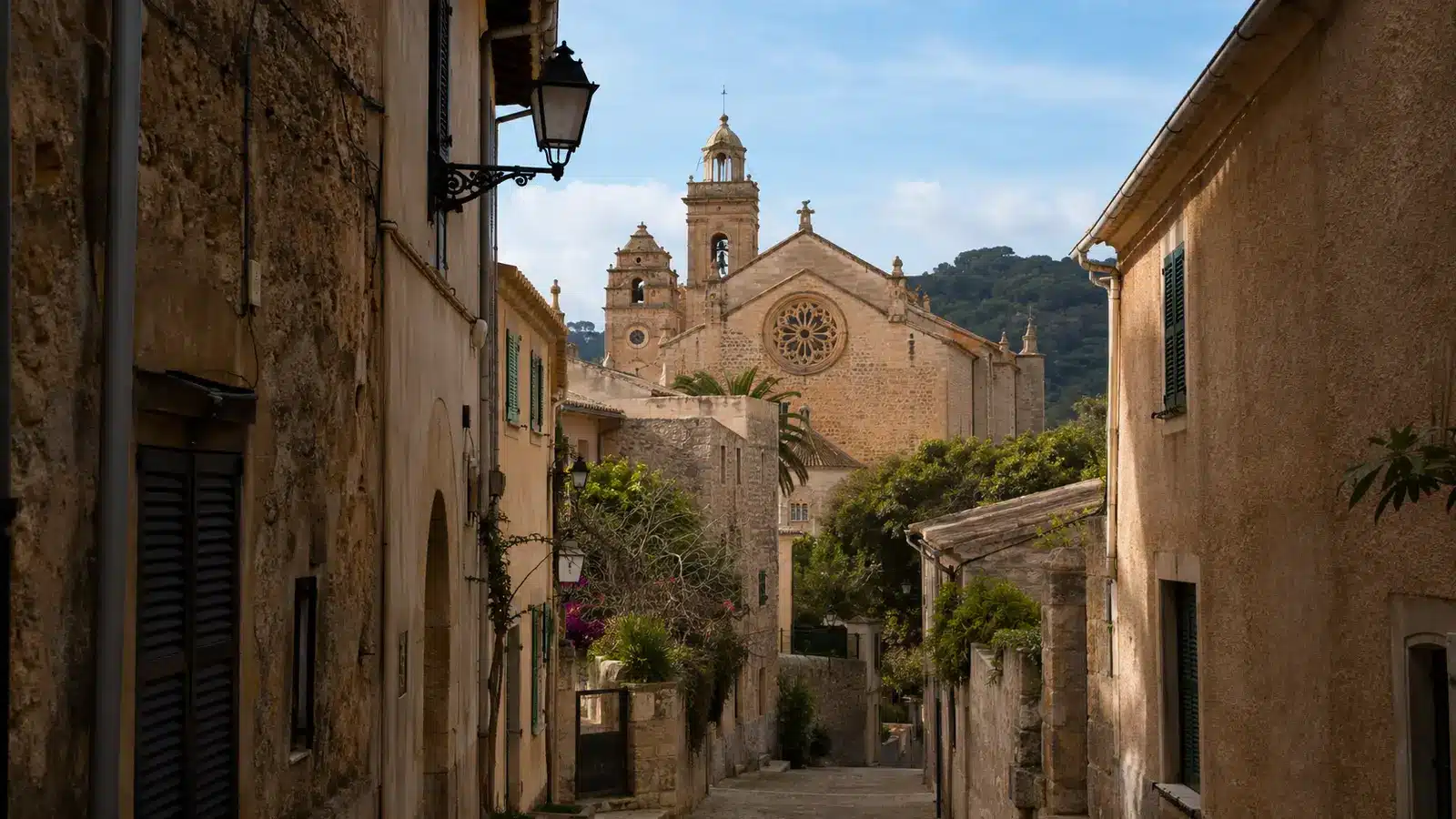 Andratx ist Hauptort der gleichnamigen Gemeinde im Südwesten Mallorcas. Zur Gemeinde gehören unter anderem Port d’Andratx, Camp de Mar, Sant Elm und S’Arracó. auf Mallorca – Strand, Küste und Atmosphäre