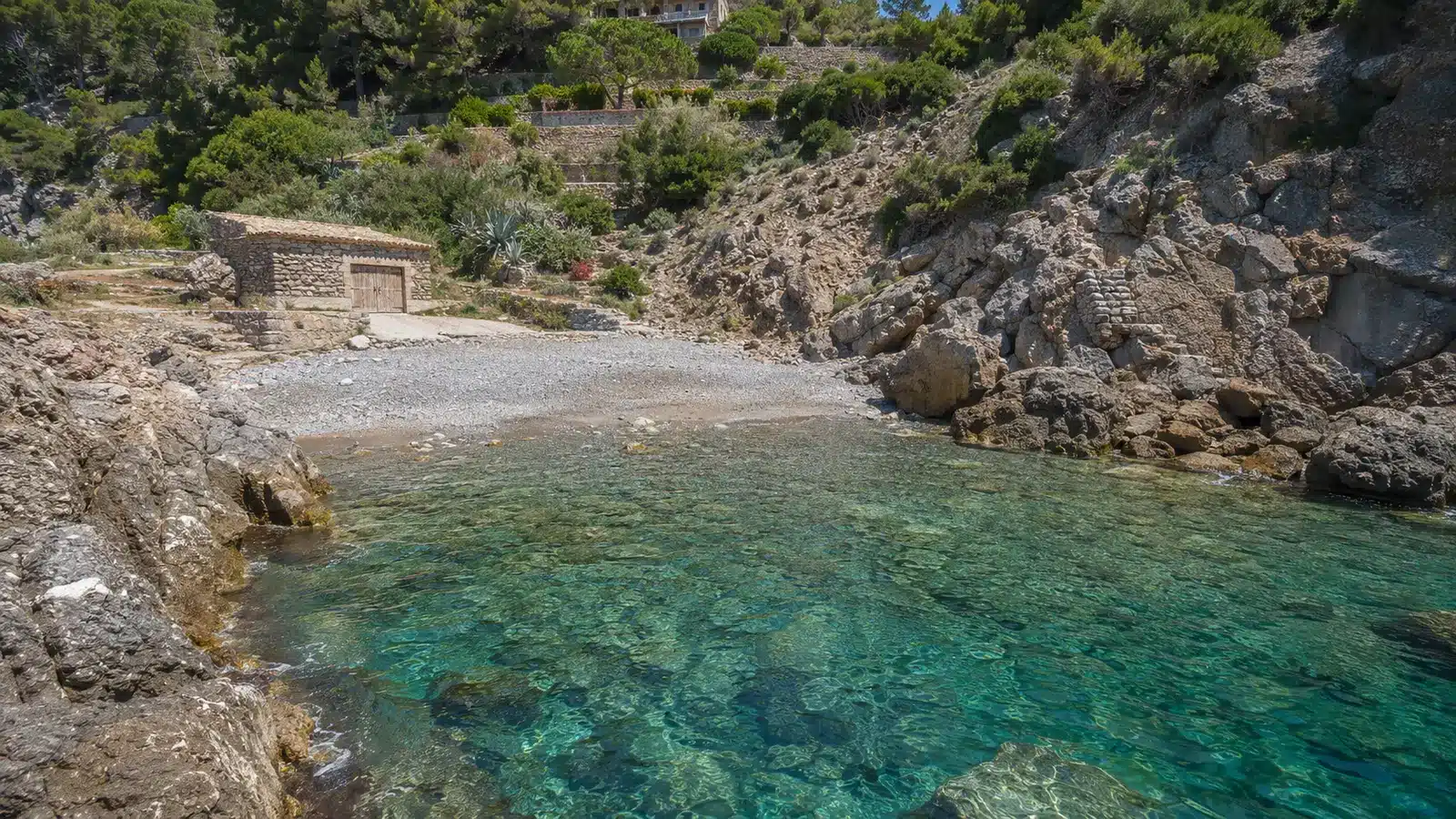 Banyalbufar ist eine eigenständige kleine Gemeinde an der Westküste Mallorcas. Dorf, Terrassen und Küstenabschnitt liegen innerhalb der geschützten Kulturlandschaft der Serra de Tramuntana. auf Mallorca – Strand, Küste und Atmosphäre