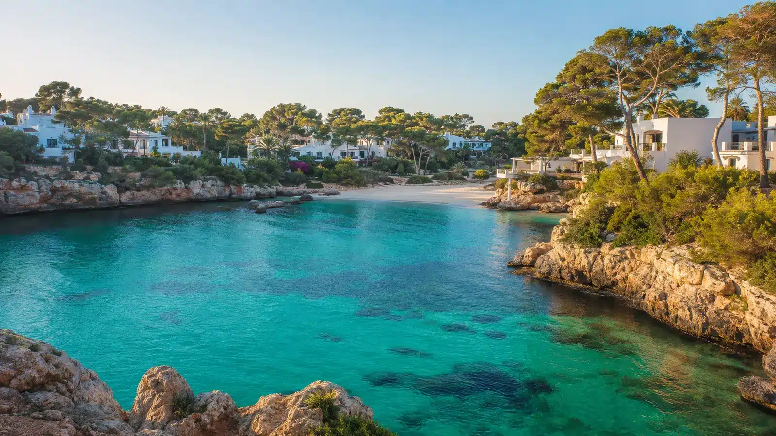 Fotoshooting in Cala d’Or liegt im Südosten und verteilt sich auf Gemeindegebiete von Santanyí; nahe Küstenabschnitte gehören teils zur Gemeinde Felanitx. Für Adressen immer den konkreten Ortsteil beachten. auf Mallorca