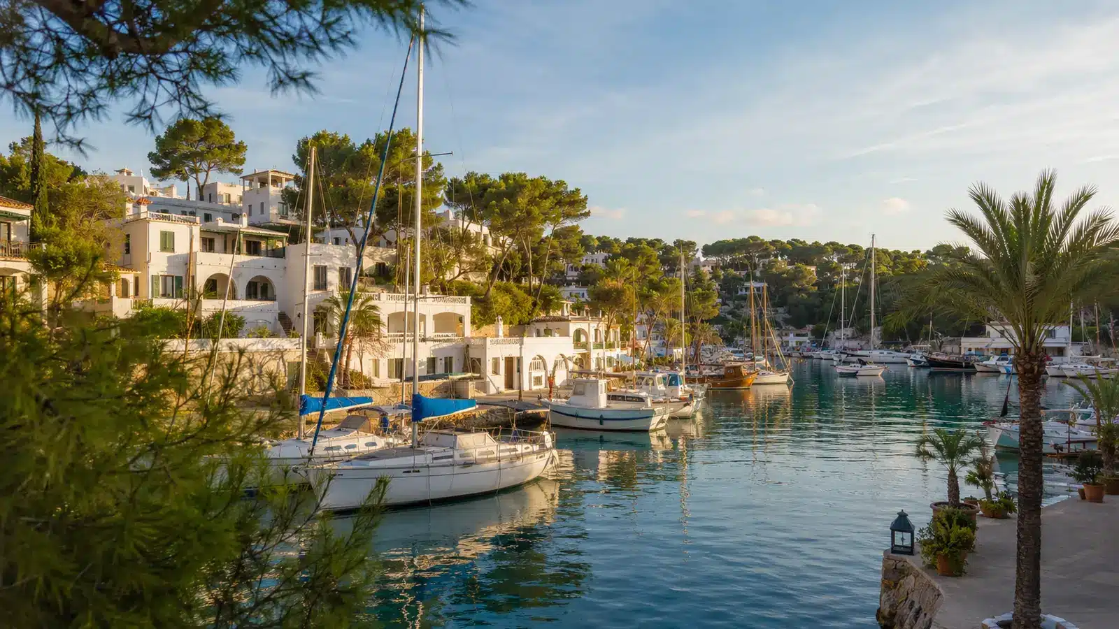 Cala d’Or liegt im Südosten und verteilt sich auf Gemeindegebiete von Santanyí; nahe Küstenabschnitte gehören teils zur Gemeinde Felanitx. Für Adressen immer den konkreten Ortsteil beachten. auf Mallorca – Sehenswürdigkeit und Landschaft