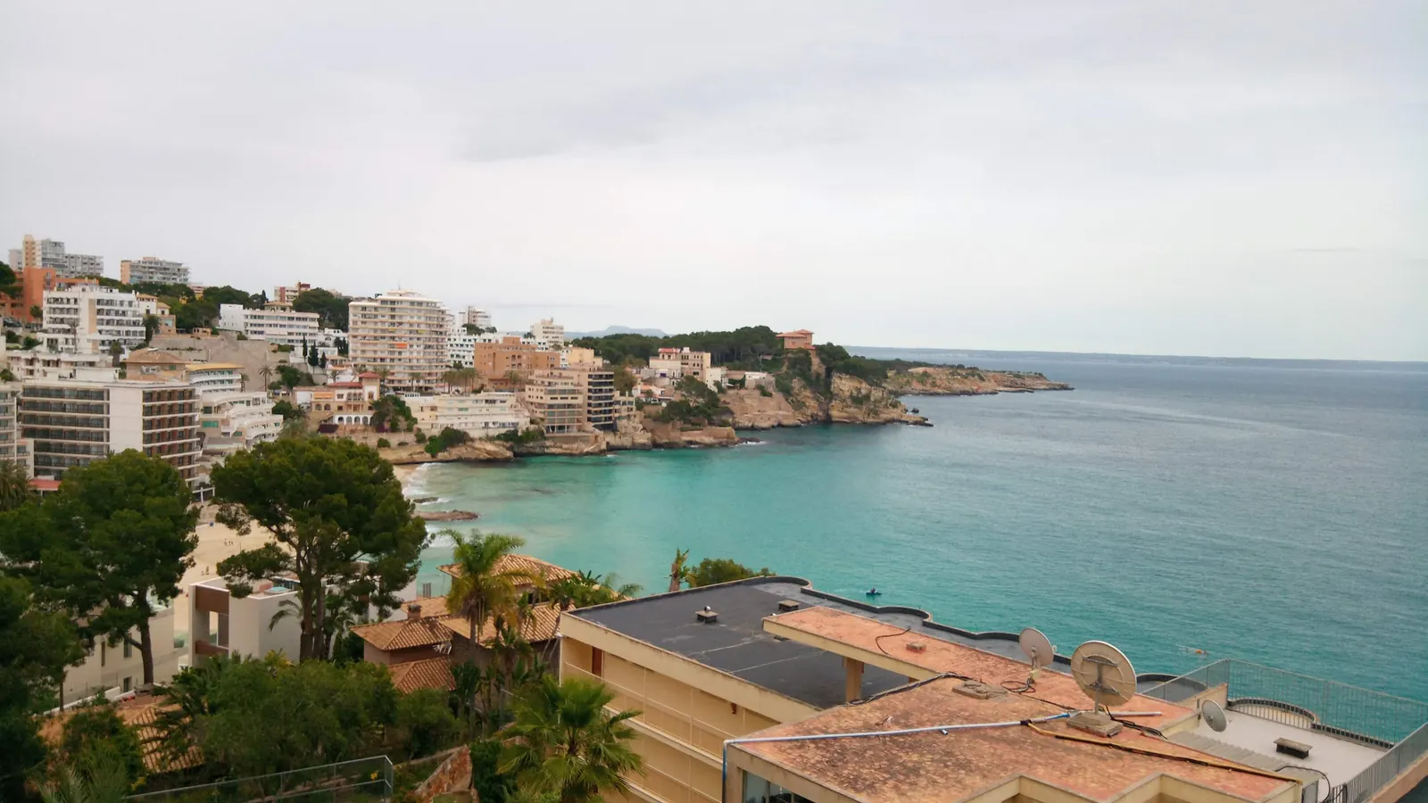 Cala Major gehört zur Gemeinde Palma. Der Ort ist ein urbaner Bade- und Wohnort westlich des Zentrums von Palma und eignet sich als Ausgangspunkt für Palma, Illetes, Sant Agustí. Ortskern, Strand, Landschaftsziele und Nachbarorte sollten wegen unterschiedlicher Zufahrten und Parkplatzlagen als getrennte Bausteine geplant werden. auf Mallorca – Sehenswürdigkeit und Landschaft