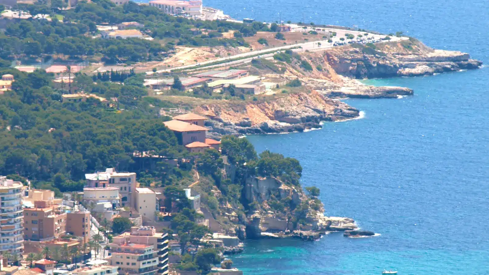 Cala Major gehört zur Gemeinde Palma. Der Ort ist ein urbaner Bade- und Wohnort westlich des Zentrums von Palma und eignet sich als Ausgangspunkt für Palma, Illetes, Sant Agustí. Ortskern, Strand, Landschaftsziele und Nachbarorte sollten wegen unterschiedlicher Zufahrten und Parkplatzlagen als getrennte Bausteine geplant werden. auf Mallorca – Strand, Küste und Atmosphäre