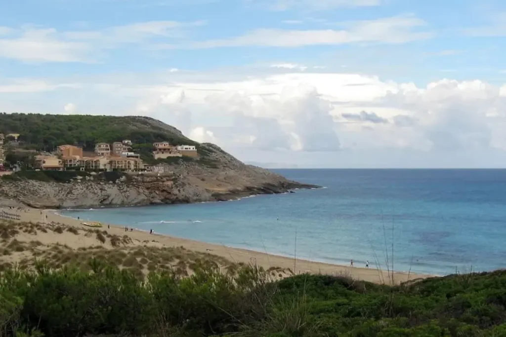 Strandbucht und Dünenlandschaft von Cala Mesquida auf Mallorca