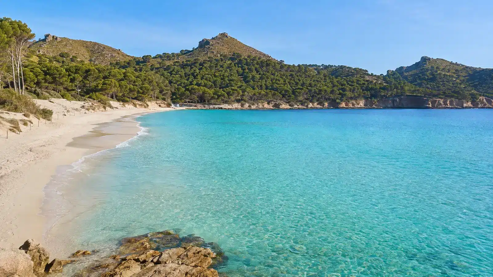 Cala Agulla mit türkisfarbenem Wasser bei Cala Ratjada