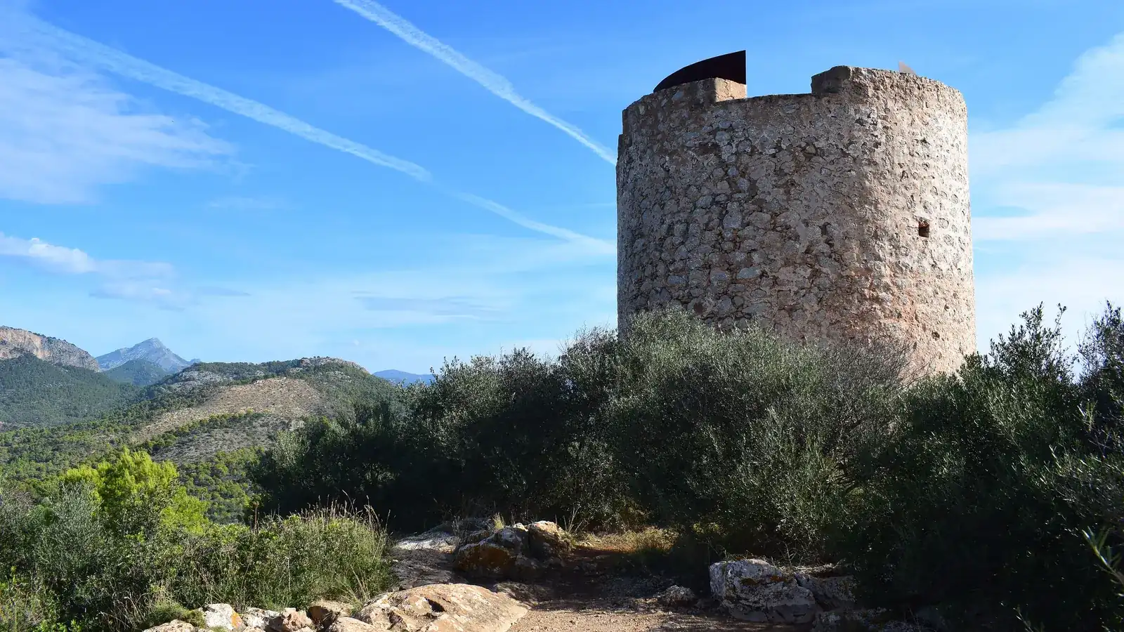 Camp de Mar gehört zur Gemeinde Andratx. Der Ort ist ein kompakter Ferienort rund um eine geschützte U-förmige Sandbucht und eignet sich als Ausgangspunkt für Peguera, Andratx, Port d’Andratx. Ortskern, Strand, Landschaftsziele und Nachbarorte sollten wegen unterschiedlicher Zufahrten und Parkplatzlagen als getrennte Bausteine geplant werden. auf Mallorca – Sehenswürdigkeit und Landschaft