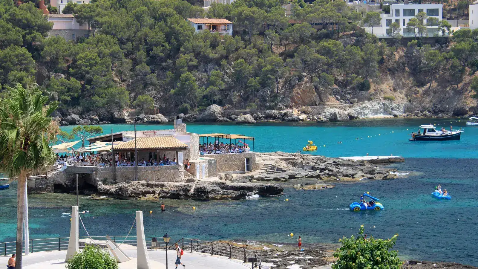 Fotoshooting in Camp de Mar gehört zur Gemeinde Andratx. Der Ort ist ein kompakter Ferienort rund um eine geschützte U-förmige Sandbucht und eignet sich als Ausgangspunkt für Peguera, Andratx, Port d’Andratx. Ortskern, Strand, Landschaftsziele und Nachbarorte sollten wegen unterschiedlicher Zufahrten und Parkplatzlagen als getrennte Bausteine geplant werden. auf Mallorca