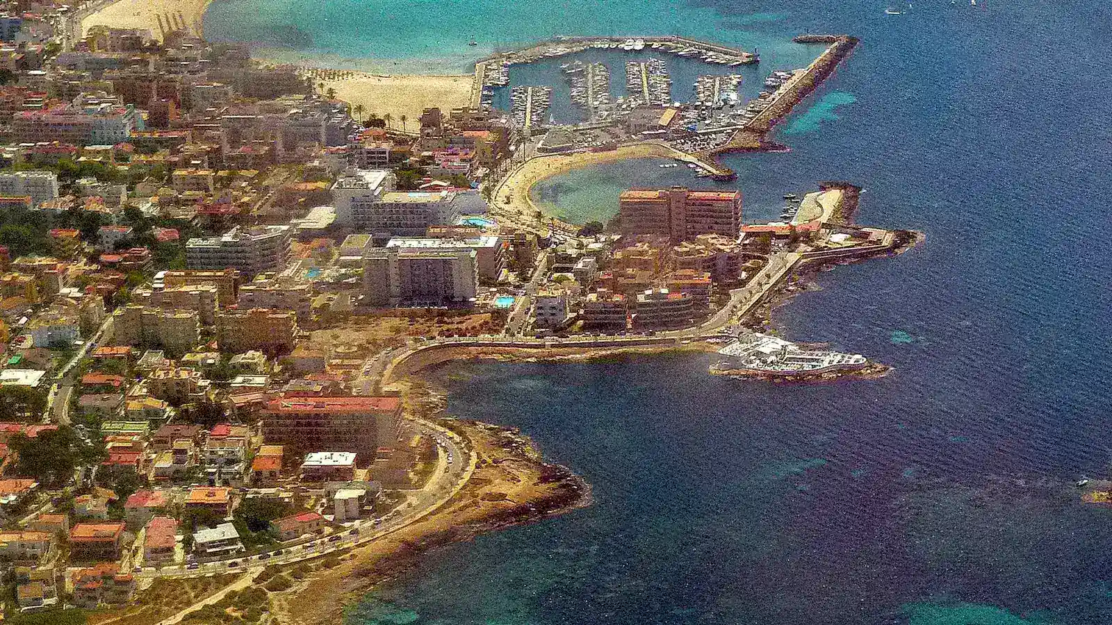 Can Pastilla gehört zur Gemeinde Palma. Der Ort ist ein lebendiger Küstenstadtteil zwischen Palma, Flughafen und Playa de Palma und eignet sich als Ausgangspunkt für Palma, Cala Gamba, El Arenal. Ortskern, Strand, Landschaftsziele und Nachbarorte sollten wegen unterschiedlicher Zufahrten und Parkplatzlagen als getrennte Bausteine geplant werden. auf Mallorca – Strand, Küste und Atmosphäre