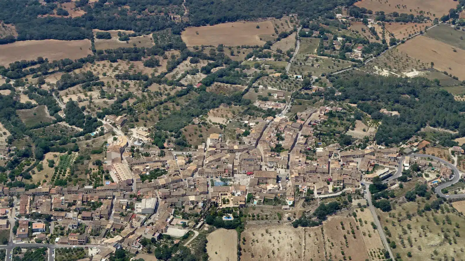 Fotoshooting in Costitx liegt in einer offenen Agrarlandschaft zwischen Sencelles, Sineu und Inca. Der Ort ist ein ruhiges Dorf im Herzen des Pla de Mallorca und eignet sich als Ausgangspunkt für Sencelles, Sineu, Inca. Ortskern, Landschaftsziele und mögliche Küstenstopps sollten wegen unterschiedlicher Zufahrten getrennt geplant werden. auf Mallorca