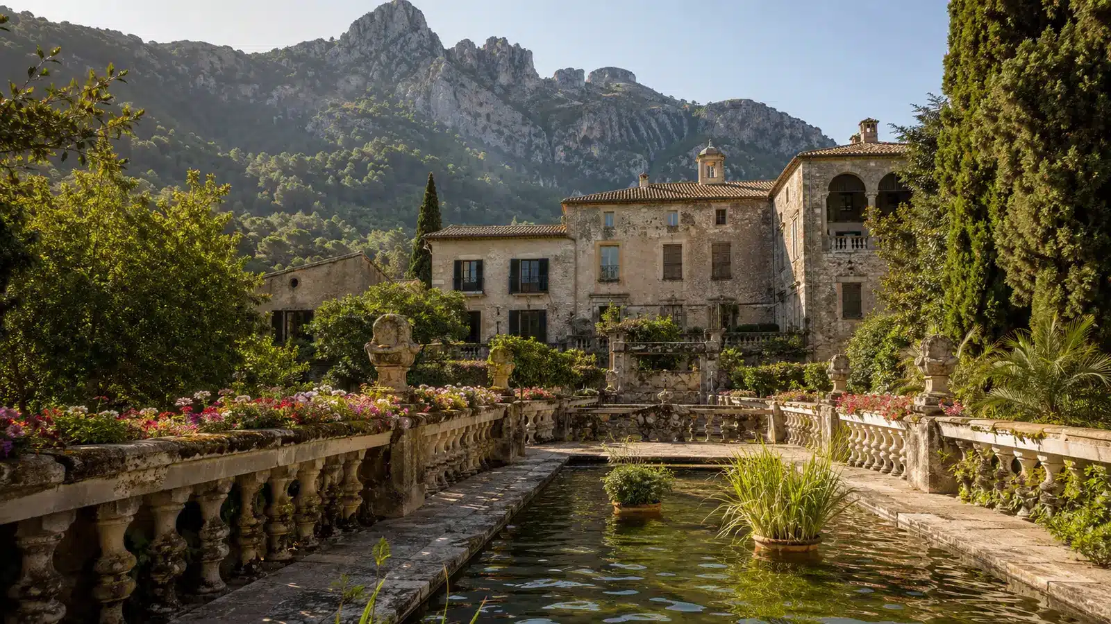 Esporles gehört zur Serra de Tramuntana und liegt in einem bewaldeten Tal unweit von Palma. auf Mallorca – Strand, Küste und Atmosphäre