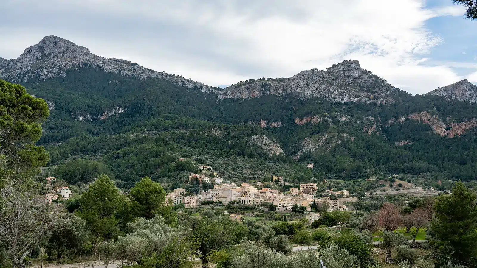 Estellencs liegt an einem steilen Hang zwischen Puig de Galatzó, Terrassenfeldern und dem Meer. Der Ort ist ein kleines Bergdorf an der westlichen Tramuntana-Küste und eignet sich als Ausgangspunkt für Banyalbufar, Andratx, Sant Elm. Ortskern, Landschaftsziele und mögliche Küstenstopps sollten wegen unterschiedlicher Zufahrten getrennt geplant werden. auf Mallorca – Sehenswürdigkeit und Landschaft