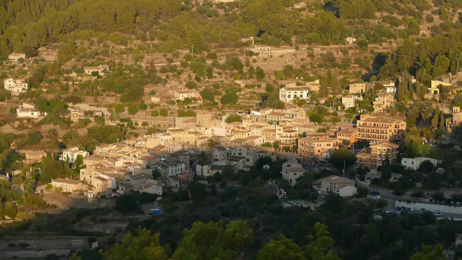 Estellencs liegt an einem steilen Hang zwischen Puig de Galatzó, Terrassenfeldern und dem Meer. Der Ort ist ein kleines Bergdorf an der westlichen Tramuntana-Küste und eignet sich als Ausgangspunkt für Banyalbufar, Andratx, Sant Elm. Ortskern, Landschaftsziele und mögliche Küstenstopps sollten wegen unterschiedlicher Zufahrten getrennt geplant werden. auf Mallorca – Strand, Küste und Atmosphäre