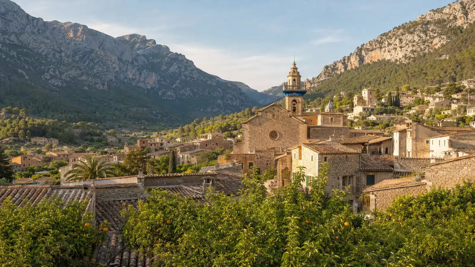 Bergdorf Fornalutx mit Kirche und Tramuntana-Bergen