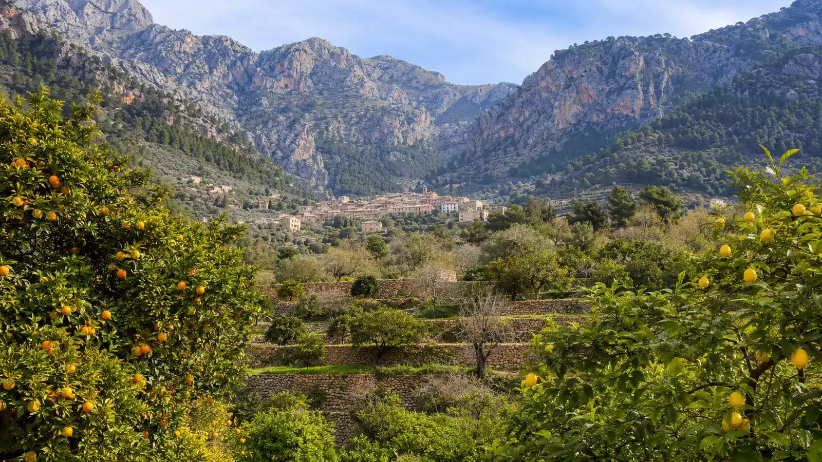 Fotoshooting in Fornalutx ist eine eigenständige Gemeinde im Nordwesten Mallorcas, eng mit dem Sóller-Tal verbunden. Das Dorf liegt innerhalb der Serra de Tramuntana. auf Mallorca