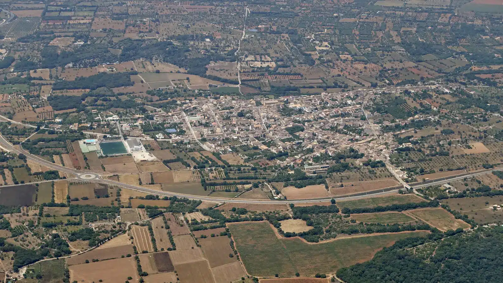 Luftbild von Llubí im Pla de Mallorca