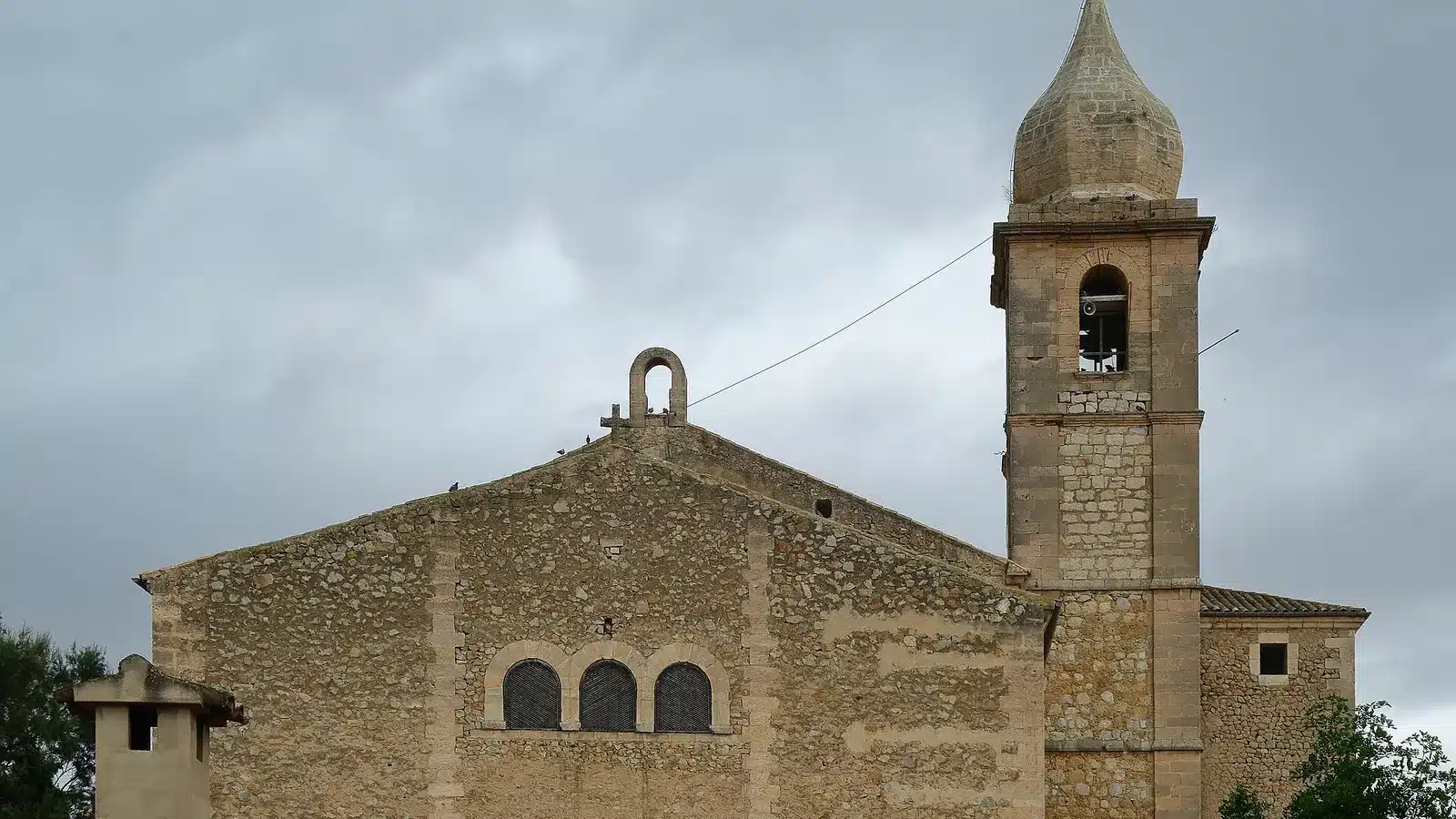 Maria de la Salut liegt zwischen Feldern, Windmühlen und der nicht weit entfernten Bucht von Alcúdia. Der Ort ist ein ländlicher Hauptort im nördlichen Pla de Mallorca und eignet sich als Ausgangspunkt für Ariany, Santa Margalida, Sineu. Ortskern, Landschaftsziele und mögliche Küstenstopps sollten wegen unterschiedlicher Zufahrten getrennt geplant werden. auf Mallorca – Strand, Küste und Atmosphäre