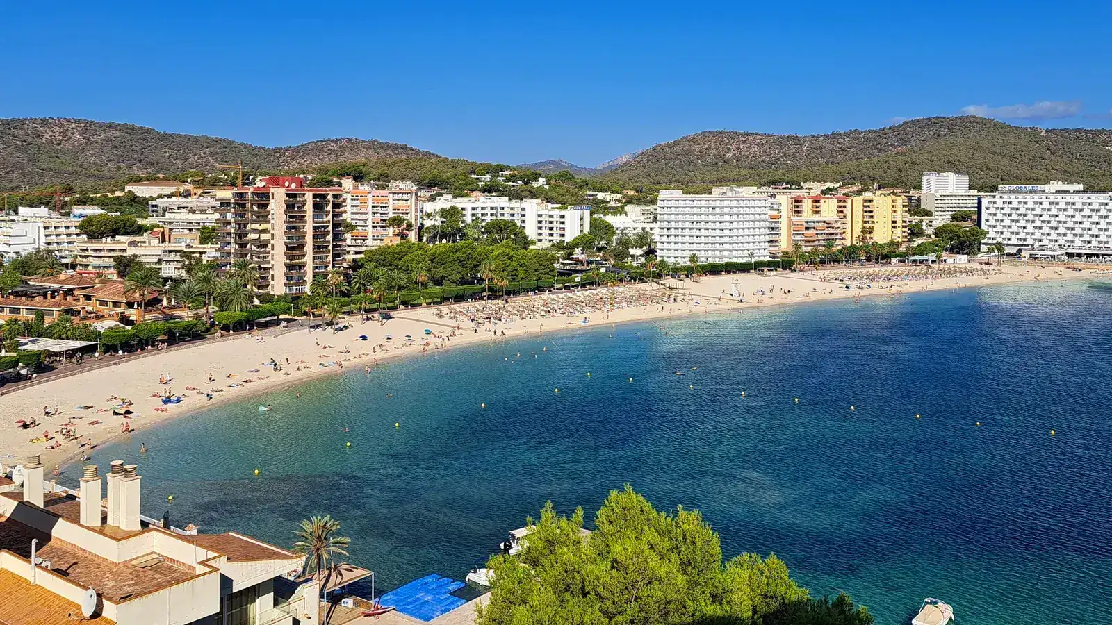 Palmanova gehört zur Gemeinde Calvià. Der Ort ist ein komfortabler Küsten- und Ferienort mit drei verbundenen Stadtstränden und eignet sich als Ausgangspunkt für Magaluf, Portals Nous, Santa Ponça. Ortskern, Strand, Landschaftsziele und Nachbarorte sollten wegen unterschiedlicher Zufahrten und Parkplatzlagen als getrennte Bausteine geplant werden. auf Mallorca – Sehenswürdigkeit und Landschaft