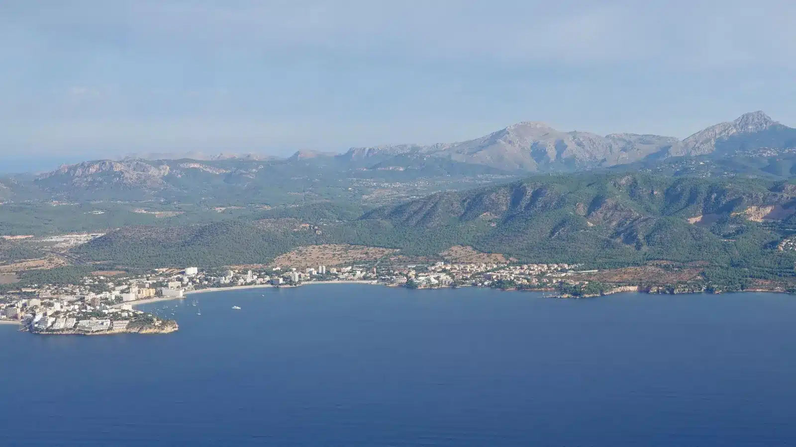 Fotoshooting in Palmanova gehört zur Gemeinde Calvià. Der Ort ist ein komfortabler Küsten- und Ferienort mit drei verbundenen Stadtstränden und eignet sich als Ausgangspunkt für Magaluf, Portals Nous, Santa Ponça. Ortskern, Strand, Landschaftsziele und Nachbarorte sollten wegen unterschiedlicher Zufahrten und Parkplatzlagen als getrennte Bausteine geplant werden. auf Mallorca