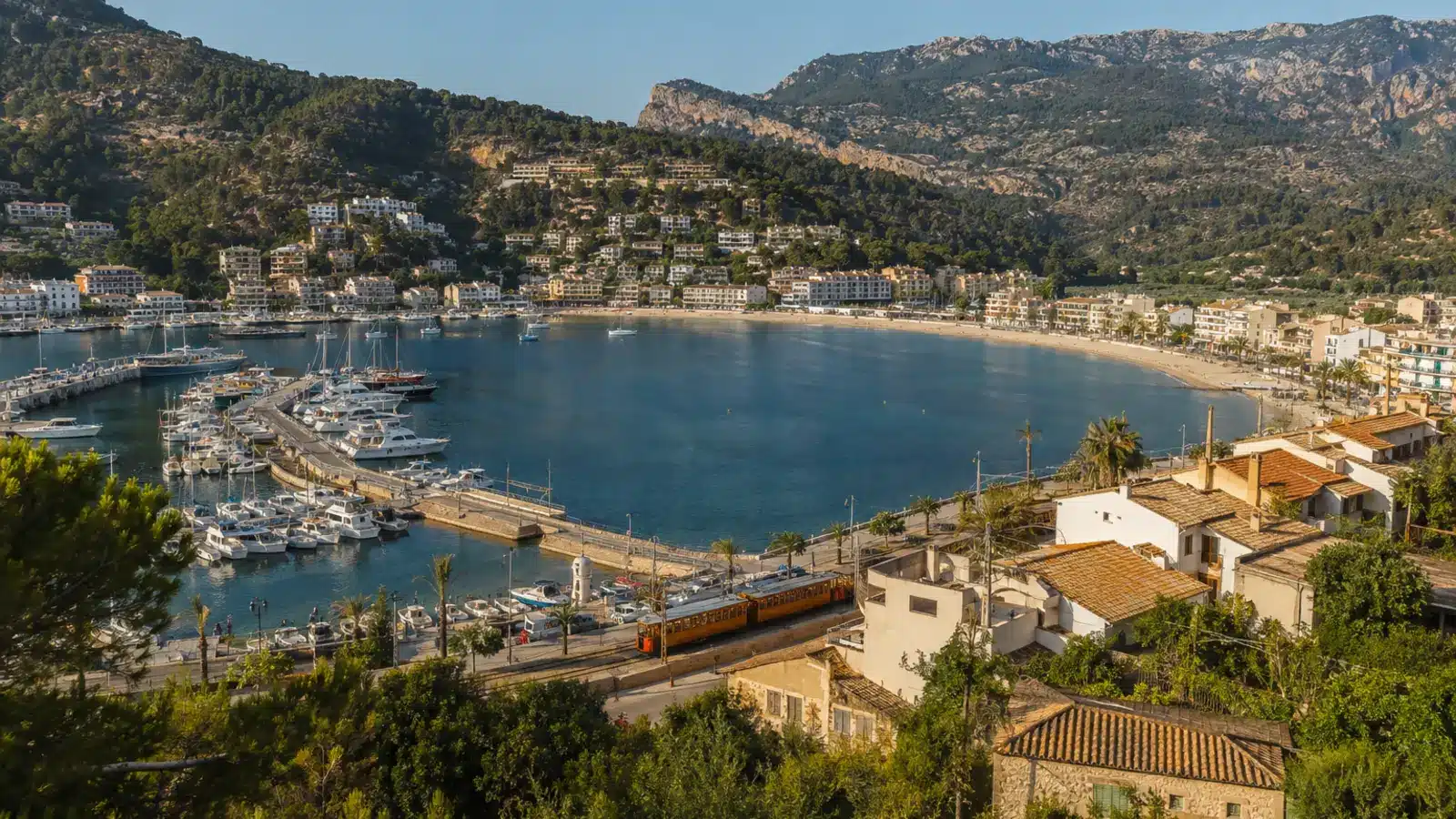 Bucht von Port de Sóller mit Hafenbahn und Tramuntana-Bergen