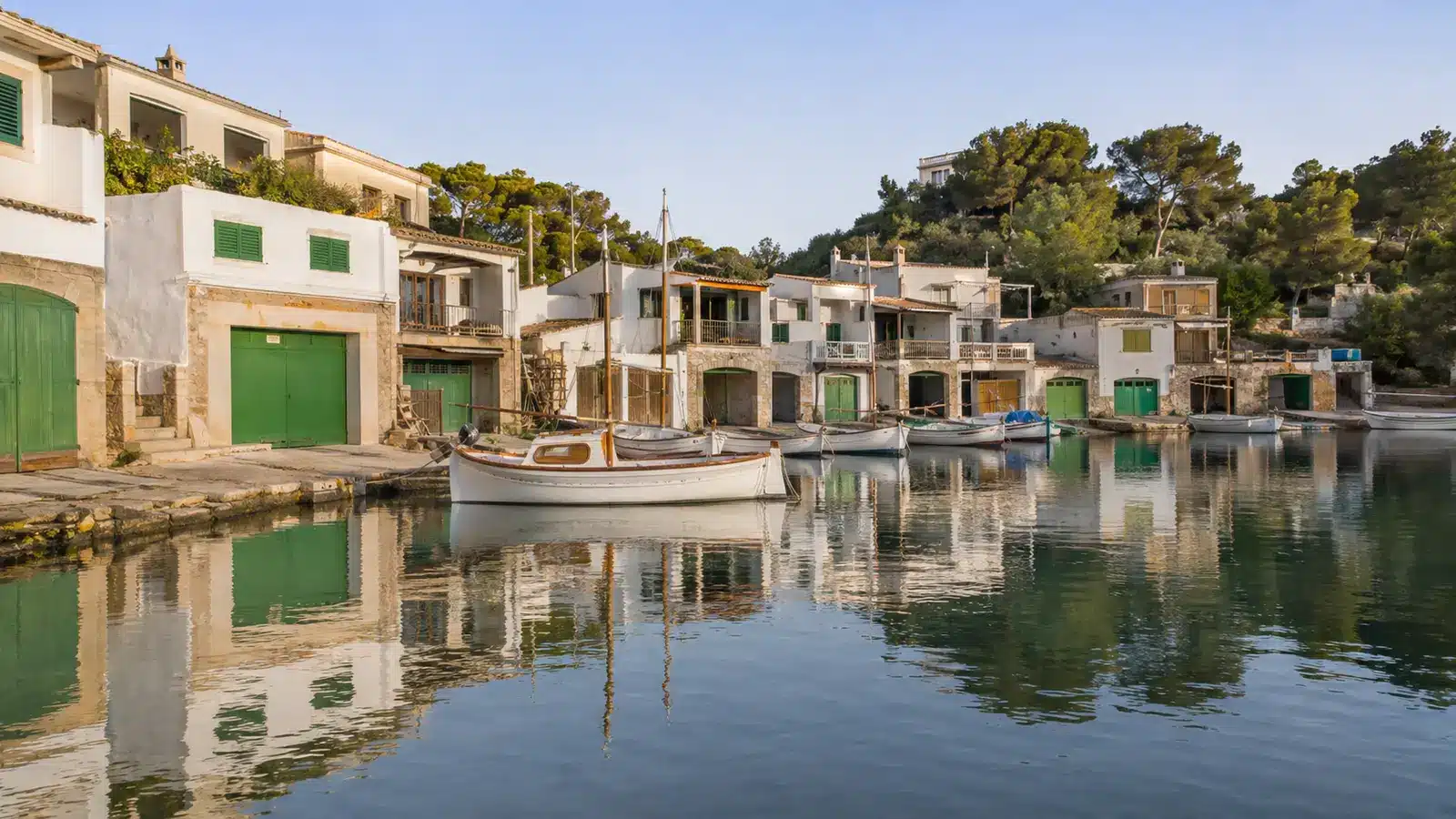 Portocolom gehört zur Gemeinde Felanitx im Osten Mallorcas. Der Ort umfasst mehrere Uferbereiche rund um den weitläufigen Naturhafen. auf Mallorca – Sehenswürdigkeit und Landschaft