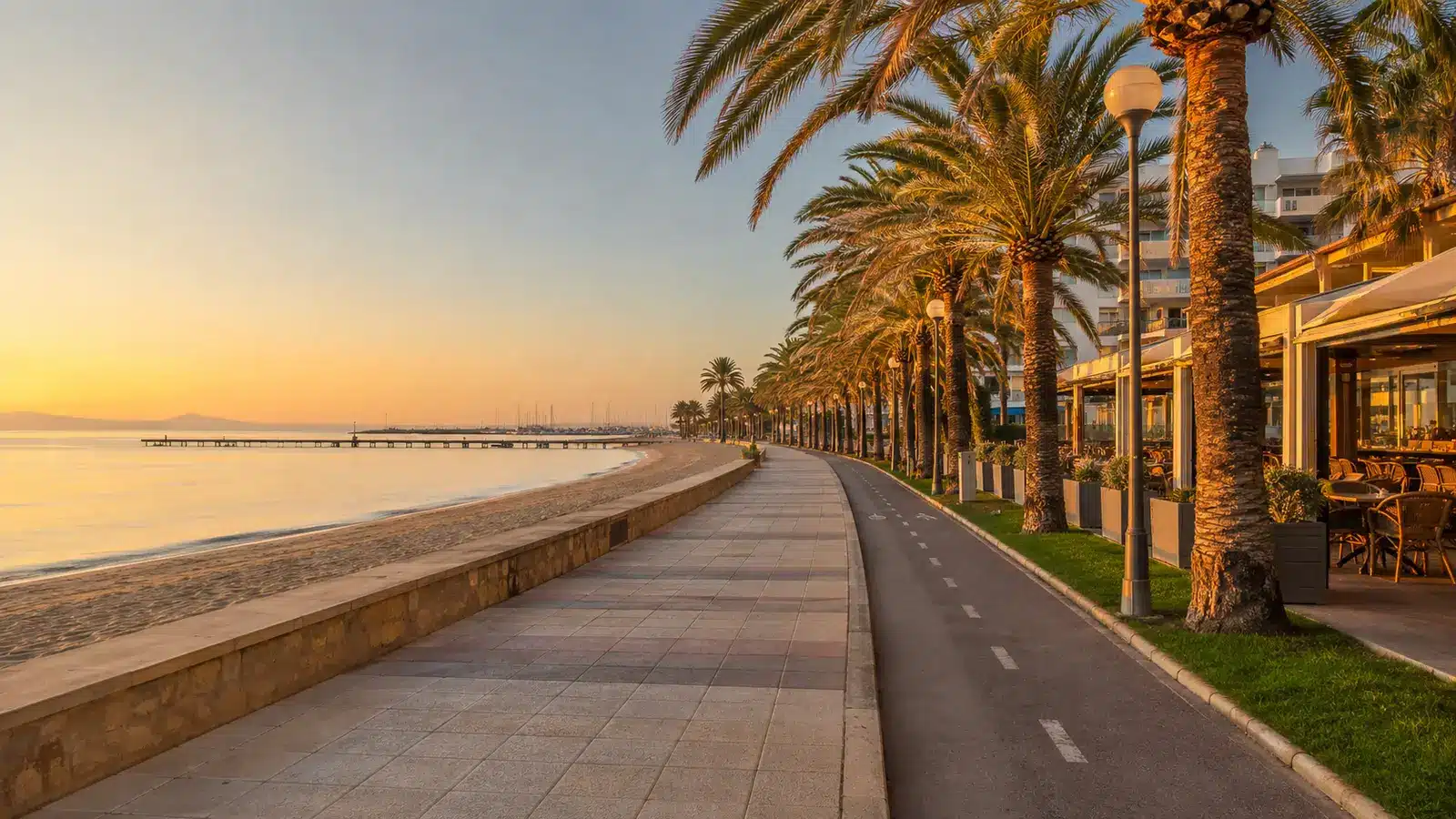 Promenade mit Palmen, Cafés und Blick Richtung Meer in S’Arenal auf Mallorca