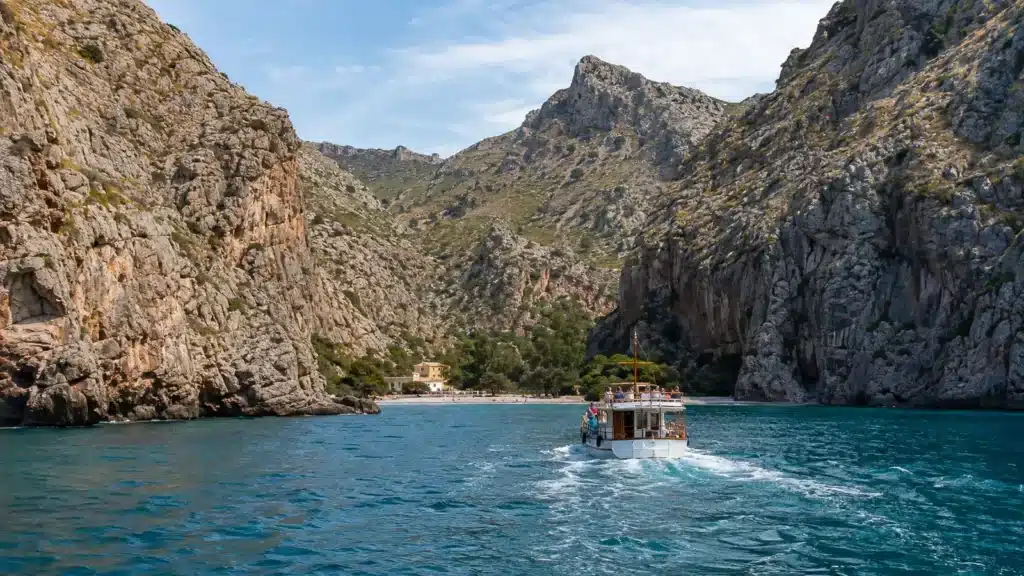 Ausflugsboot vor den Felsklippen von Sa Calobra