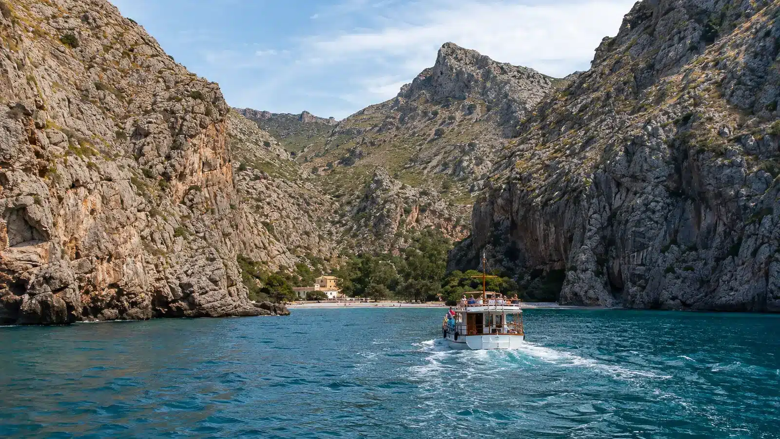 Fotoshooting in Sa Calobra gehört zur weitläufigen Gemeinde Escorca in der Serra de Tramuntana. Es handelt sich um eine kleine Küstensiedlung und ein Naturziel, nicht um einen klassischen Ferienort. auf Mallorca