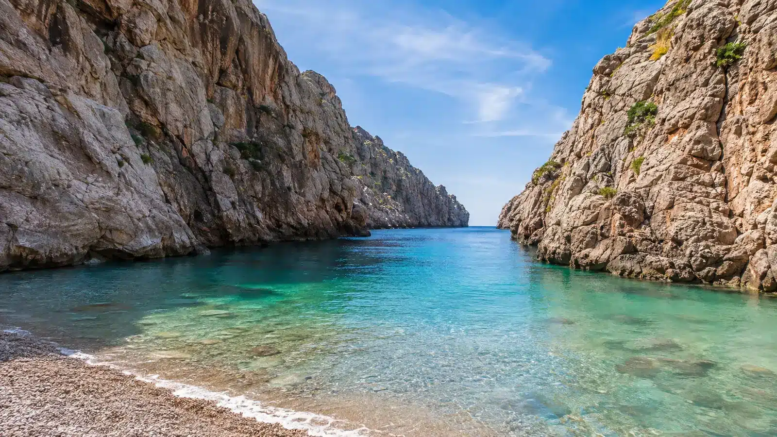 Türkisfarbene Bucht von Sa Calobra zwischen hohen Felswänden