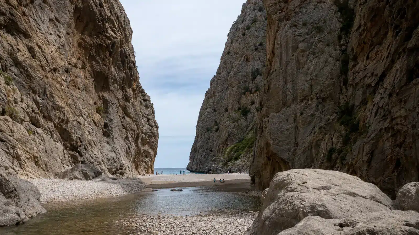 Sa Calobra gehört zur weitläufigen Gemeinde Escorca in der Serra de Tramuntana. Es handelt sich um eine kleine Küstensiedlung und ein Naturziel, nicht um einen klassischen Ferienort. auf Mallorca – Strand, Küste und Atmosphäre