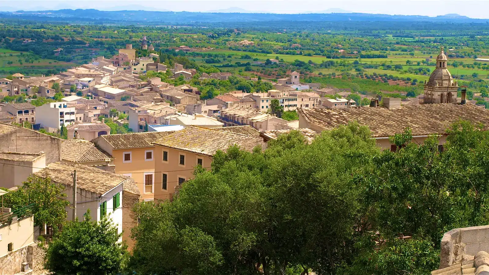 Santa Eugènia gehört zur Region Pla de Mallorca. Der Ort liegt auf einer Anhöhe im zentralen Mallorca und ist als ruhiger hügel- und landwirtschaftsort ein sinnvoller Ausgangspunkt für Santa Maria del Camí, Algaida, Sencelles. auf Mallorca – Sehenswürdigkeit und Landschaft