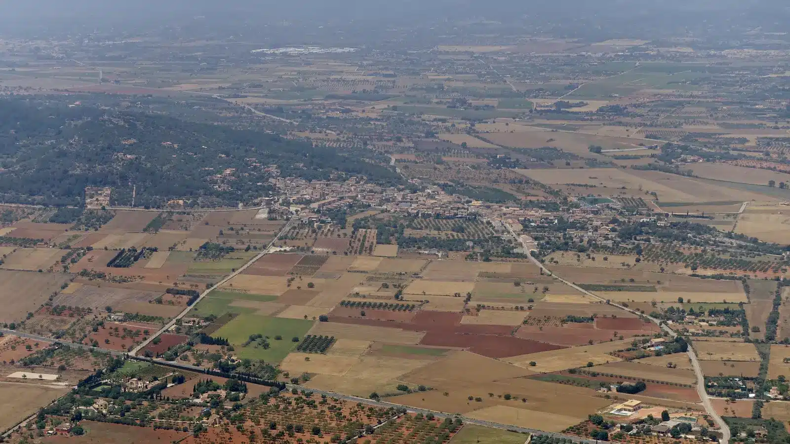 Santa Eugènia gehört zur Region Pla de Mallorca. Der Ort liegt auf einer Anhöhe im zentralen Mallorca und ist als ruhiger hügel- und landwirtschaftsort ein sinnvoller Ausgangspunkt für Santa Maria del Camí, Algaida, Sencelles. auf Mallorca – Strand, Küste und Atmosphäre