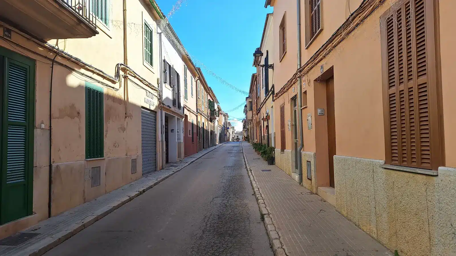Santa Maria del Camí gehört zur Region Raiguer. Der Ort liegt zwischen Palma, Inca und den Ausläufern der Tramuntana und ist als lebendiger markt- und weinort ein sinnvoller Ausgangspunkt für Binissalem, Consell, Marratxí. auf Mallorca – Sehenswürdigkeit und Landschaft