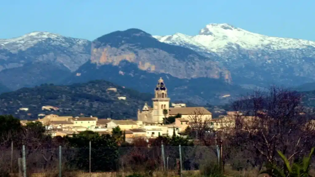 Panoramablick über Santa Maria del Camí auf Mallorca
