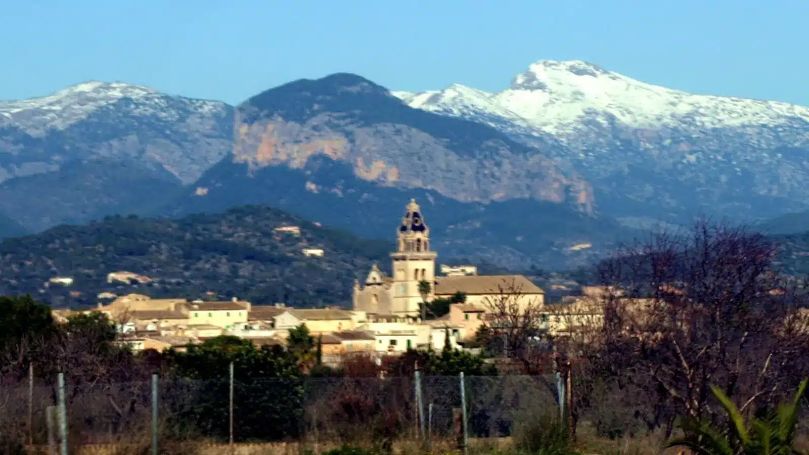 Panoramablick über Santa Maria del Camí auf Mallorca