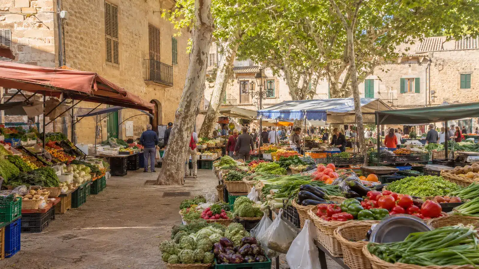 Traditioneller Mittwochsmarkt zwischen Sandsteinfassaden in Sineu
