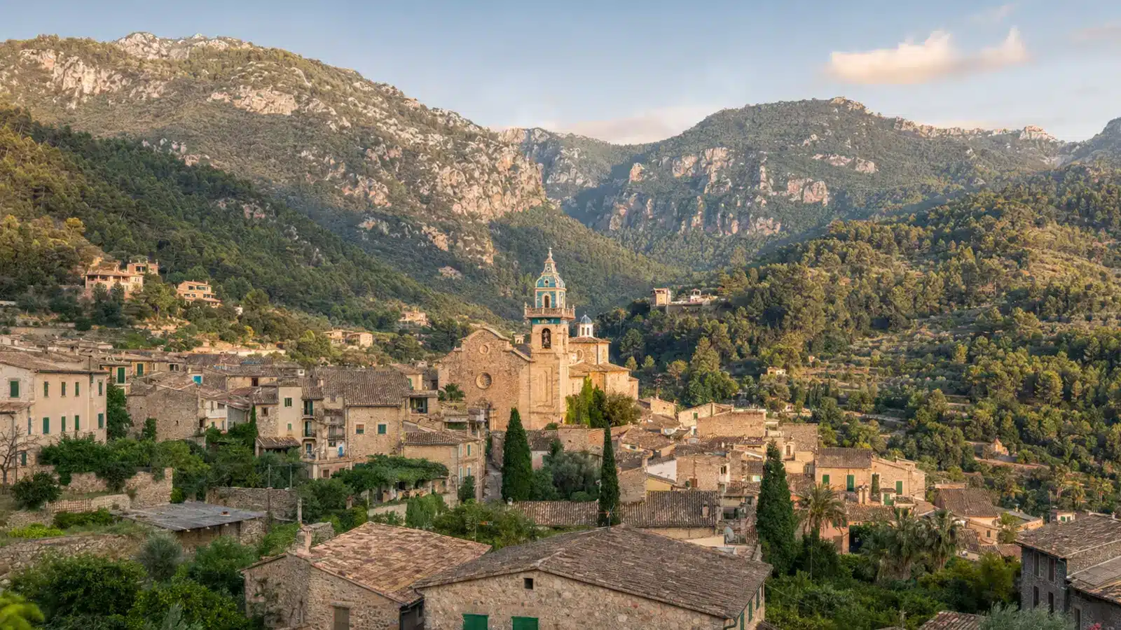 Kartause von Valldemossa und Bergdorf in der Serra de Tramuntana